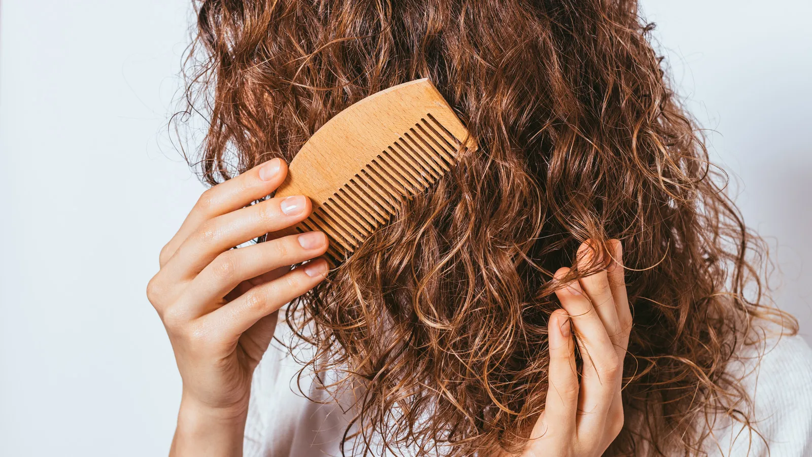 بهترین راه‌ها برای رطوبت‌رسانیِ مو چیست؟