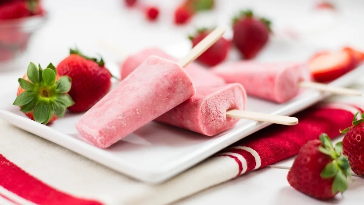 بستنی ژله‌ای توت فرنگی