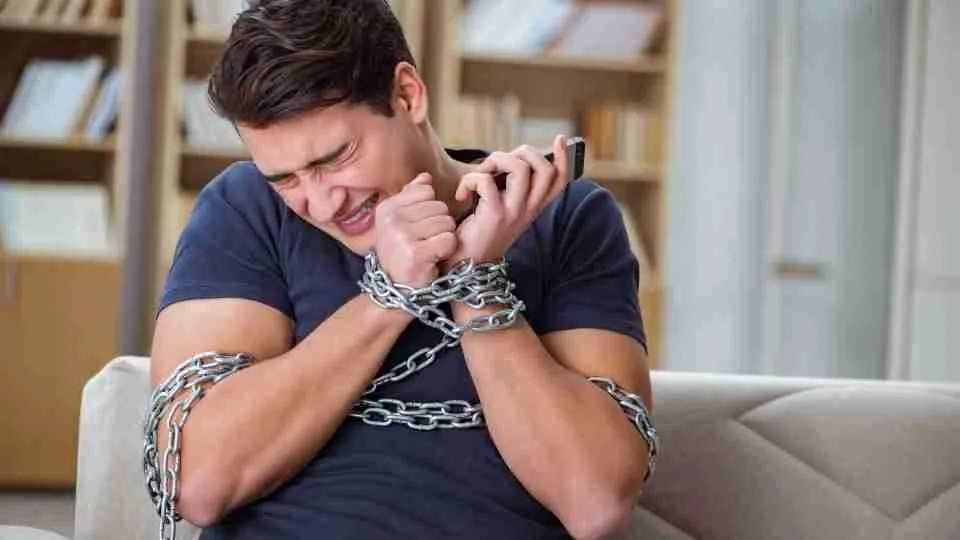وابستگی عاطفی می‌تواند به روابط ناسالم و کاهش عزت نفس منجر شود