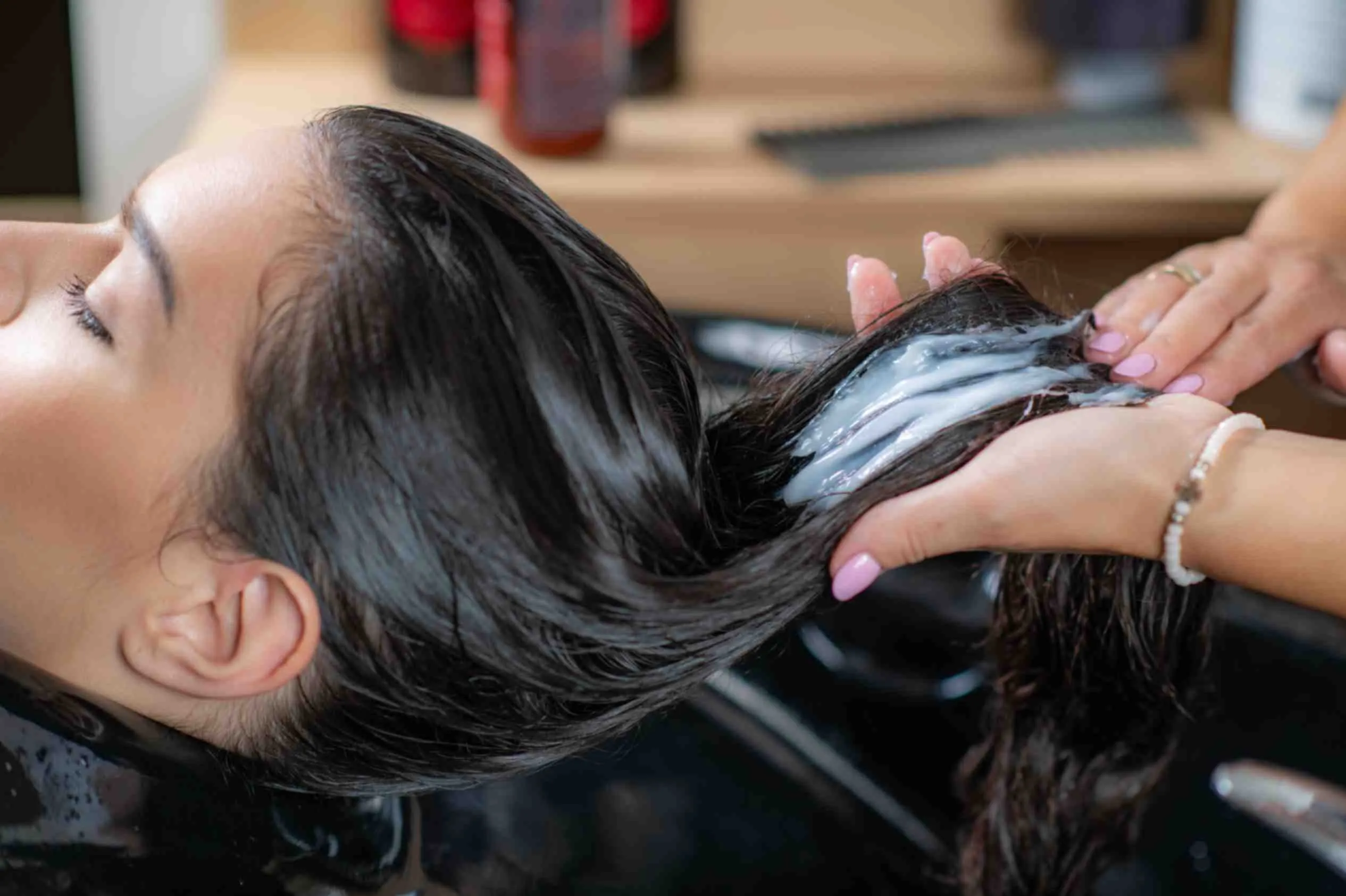 How to use a rinse off hair mask