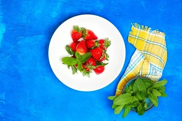 تمیز کردن و شستن توت فرنگی