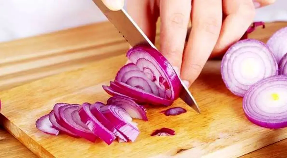 راه‌حل علمی برای خرد کردن پیاز بدون اشک‌ریزی