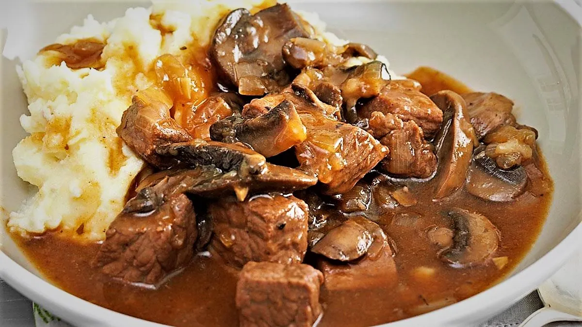 طرز تهیه خورش قارچ با گوشت گوسفندی