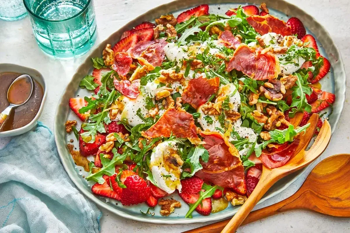 طرز تهیه سالاد بیکن و توت‌فرنگی1