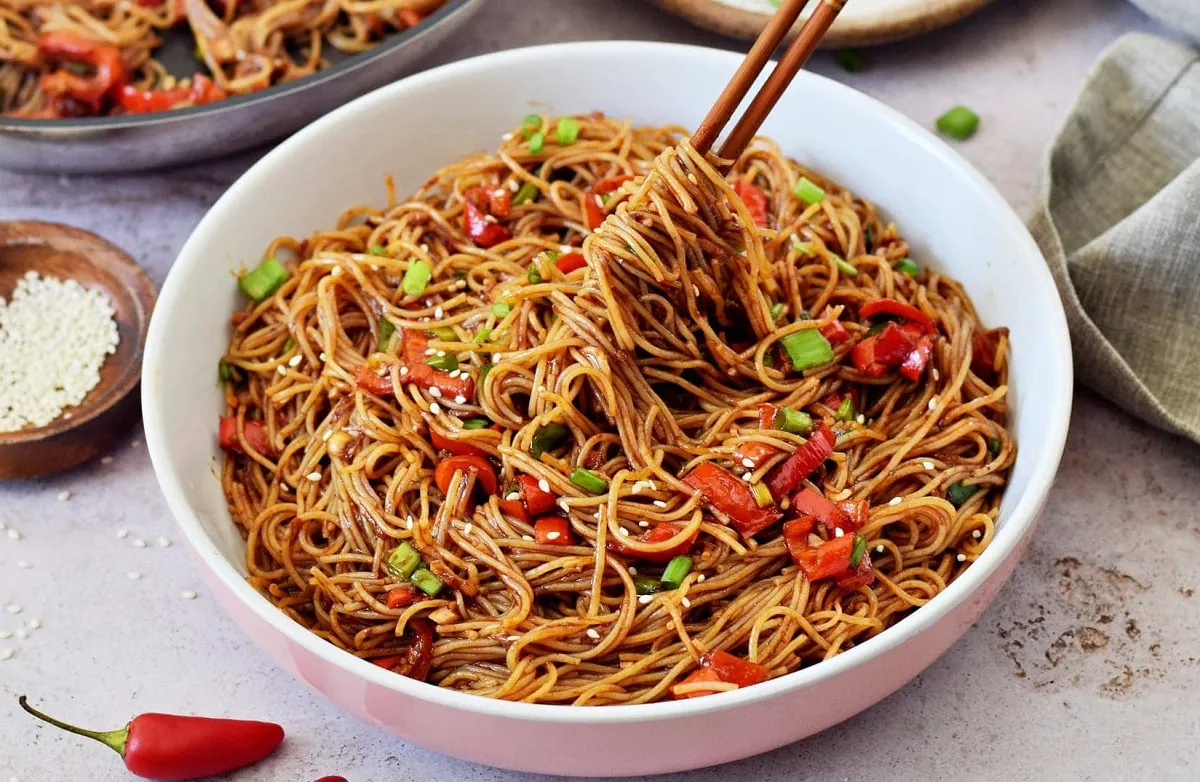 طرز تهیه نودل پنیری قرمز0