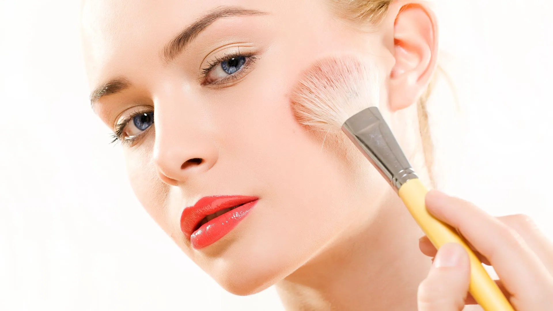 ۱۰ نکته ساده برای اینکه آرایش خود را ضد تعریق کنید