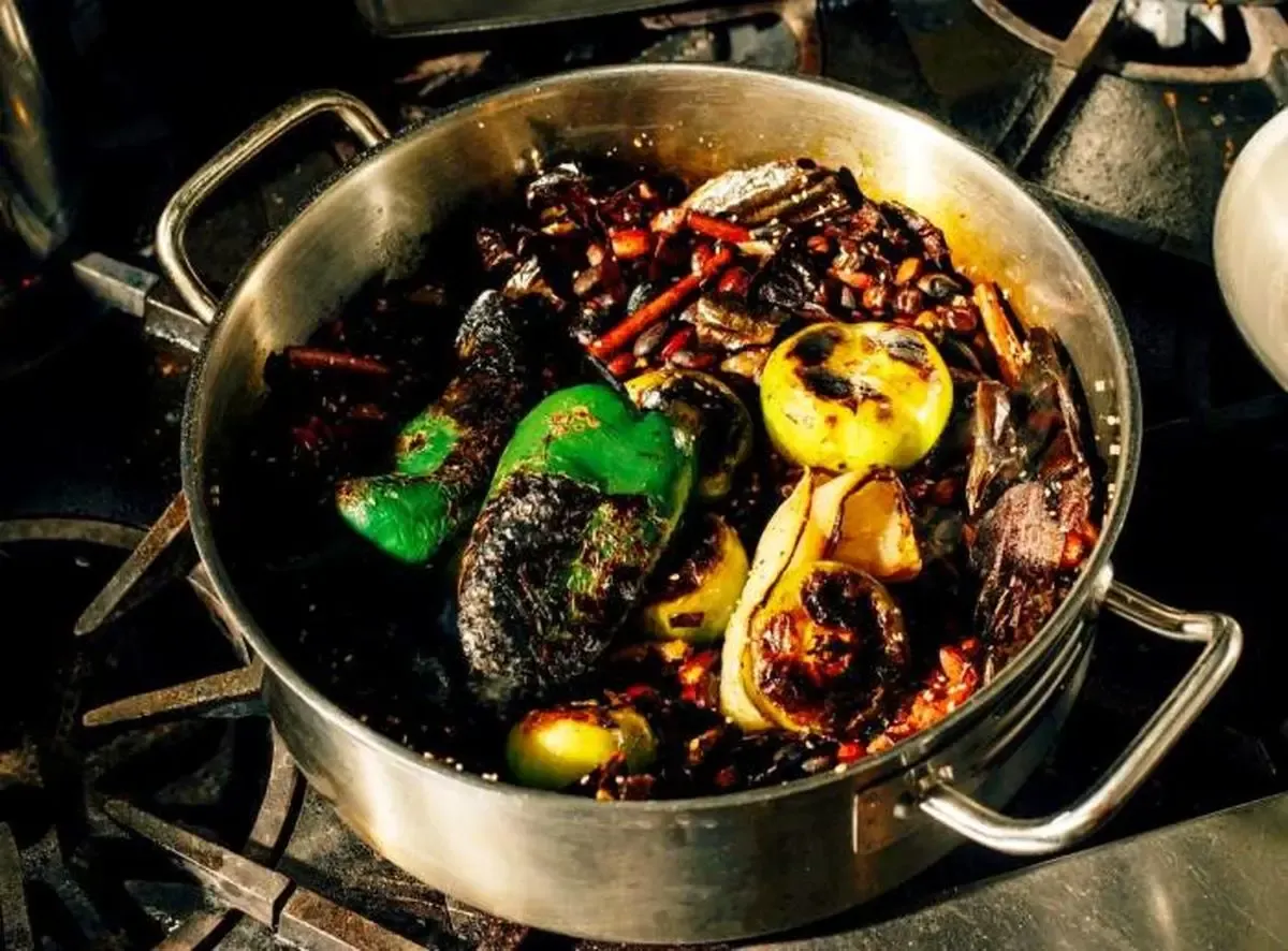 2 ترفند برای رفع بوی سوختگی خورشت