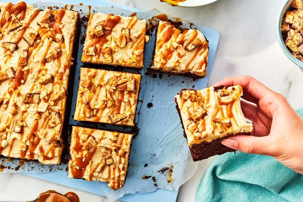 طرز تهیه کیک اسنیکرز کیکی خاص و خوشمزه 2 4 143