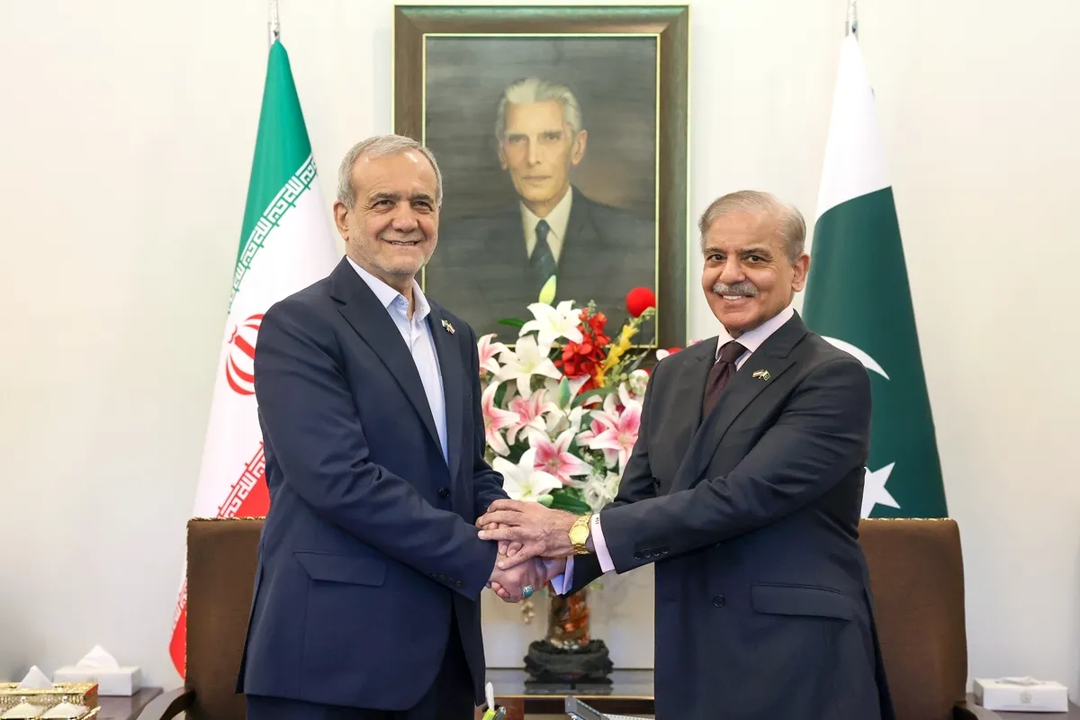 امضای ۱۲ سند همکاری میان ایران و پاکستان