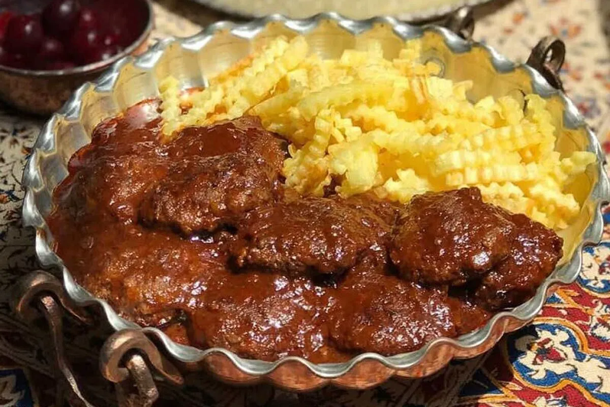 طرز تهیه کوکوی ساده گیلانی با گردو و رب انار