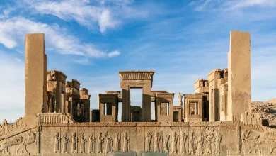 عکسی از یک زن در حال شست‌وشوی ظروف در تخت جمشید