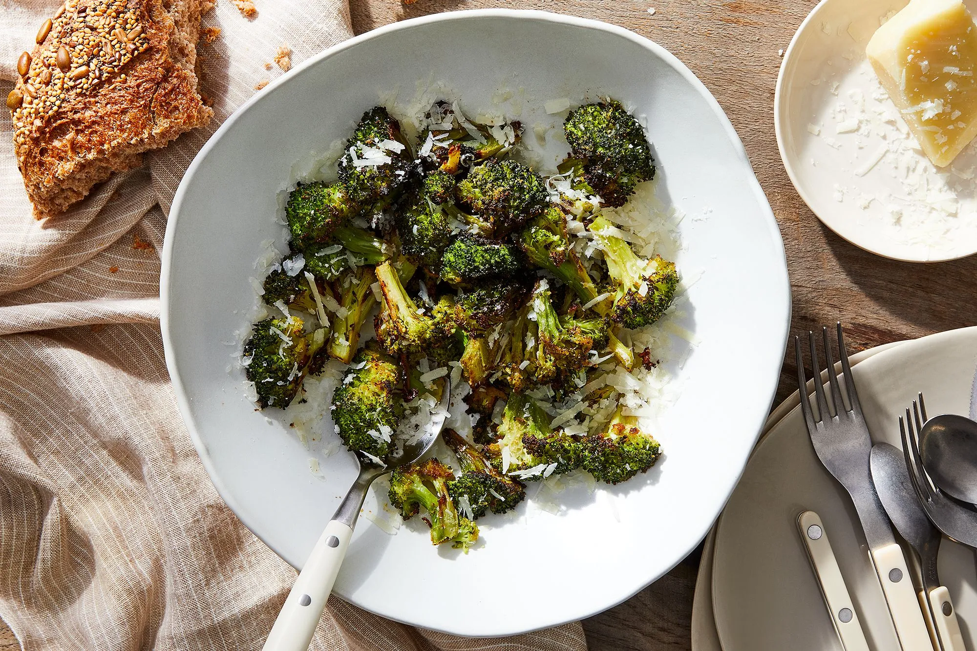 طرز تهیه کلم بروکلی کبابی با پنیر 1 طرز تهیه کلم بروکلی کبابی با پنیر