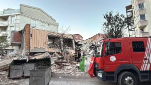 فرو ریختن ساختمان پنجطبقه در گبزه؛ عملیات نجات ادامه دارد