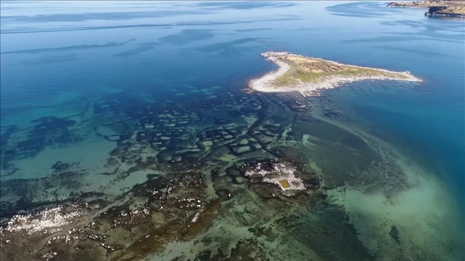 تبخیر آب در دریاچه وان