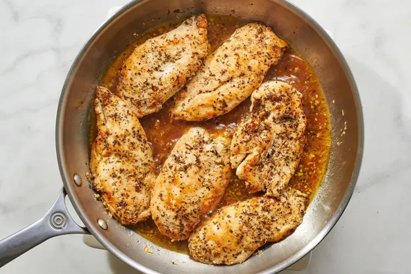 تهیه فیله مرغ با سس کره و سیر