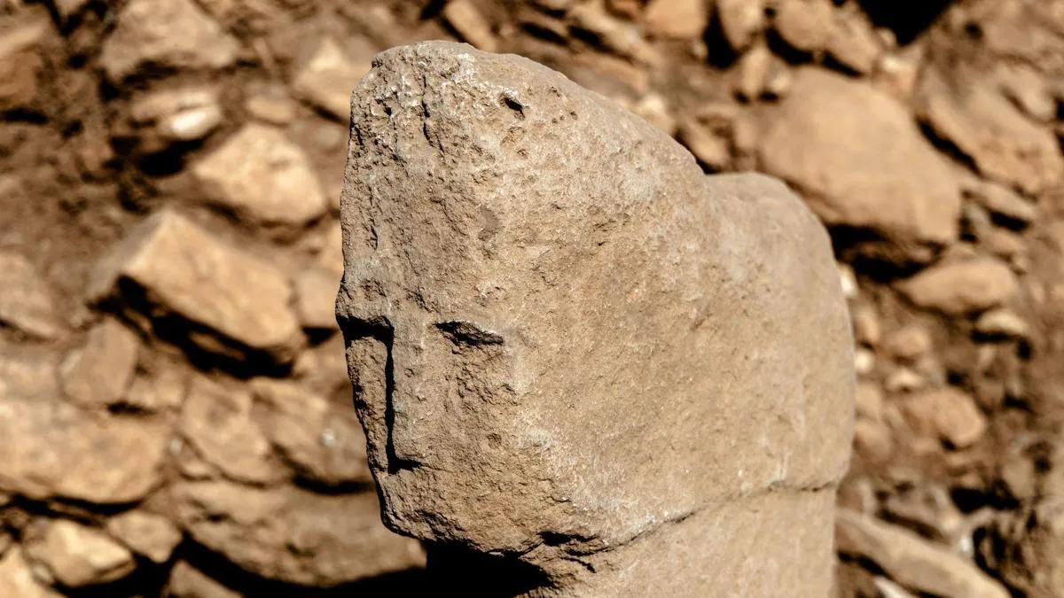 سنگ نگاره «T» شکل با چهره انسان