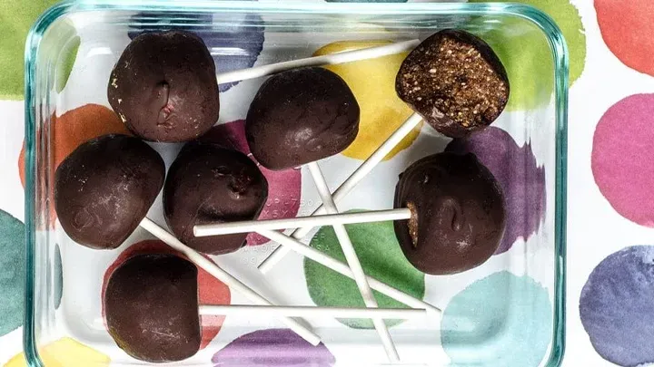 طرز تهیه آبنبات‌ های خرمایی سالم برای بچه‌ها