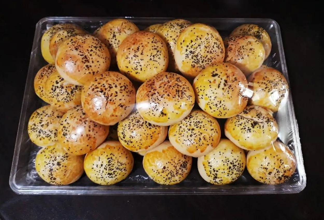 طرز تهیه نان شیرین سنتی مغزدار