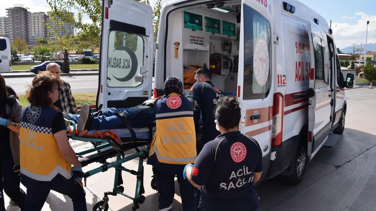 مردی همسر سابق خود را در برابر چشم مردم با چاقو زخمی کرد