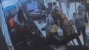 مردی همسر سابق خود را در برابر چشم مردم با چاقو زخمی کرد