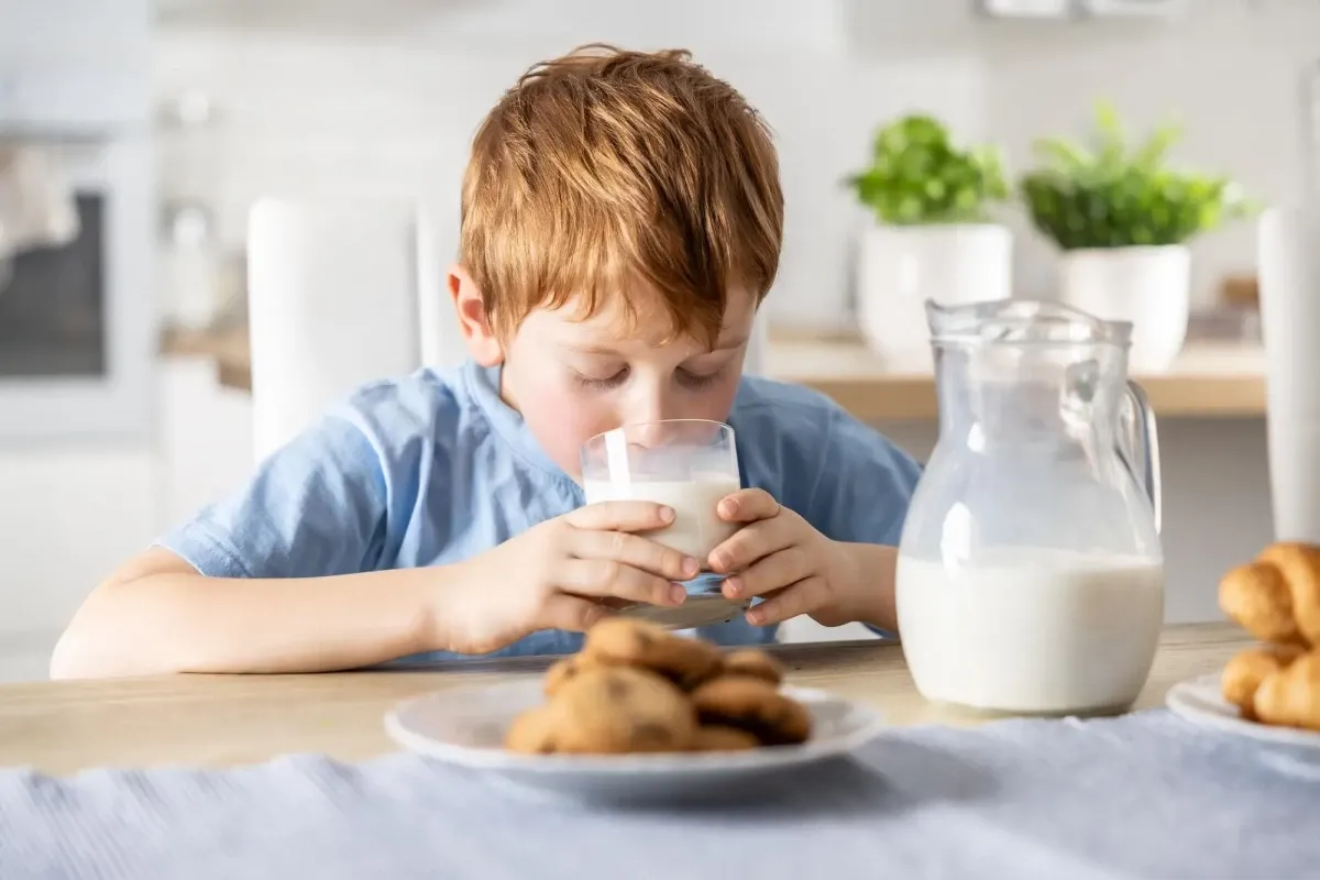 کودکان روزانه چه مقدار شیر بخورند؟