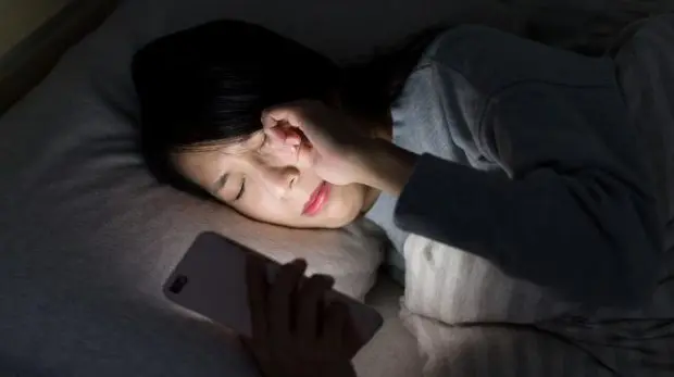 کدام نوع صفحه نمایش گوشی برای چشم مناسبتر است؟ 2 1 175