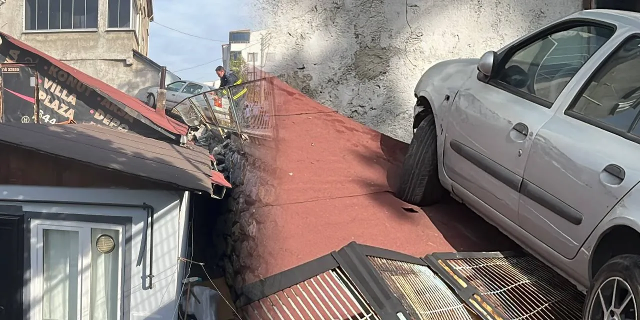 پرتاب شدن یک خودرو به سقف خانه ای در کوجاالی(عکس) 1 پرتاب شدن یک خودرو به سقف خانه ای در کوجاالی