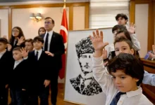 کودکان ترکیه ای در روسیه، با اثر دستان خود، پرتره ای از مصطفی کمال آتاتورک کشیدند(ویدئو) 1 پرتره اتاتورک