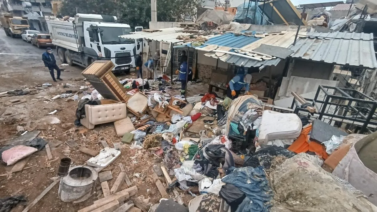 تخلیه ۱۰ کامیون زباله از یک خانه در مرسین