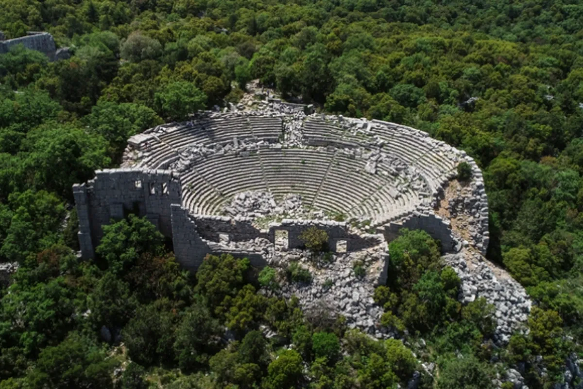 دو آرامگاه تاریخی ۱۴ متری در ترمسوس با سنگهای اصلی بازسازی میشوند 1 دو آرامگاه تاریخی ۱۴ متری در ترمسوس با سنگهای اصلی بازسازی میشوند