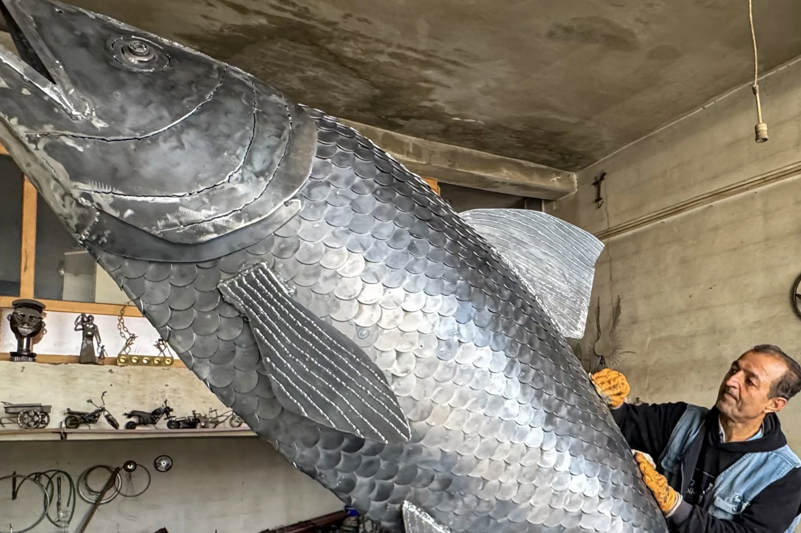 ساخت مجسمه سه متری ماهی کفال توسط هنرمند مجسمهساز ایرانی در وان(عکس) 1 ساخت مجسمه سه متری ماهی کفال توسط هنرمند مجسمهساز ایرانی در وان