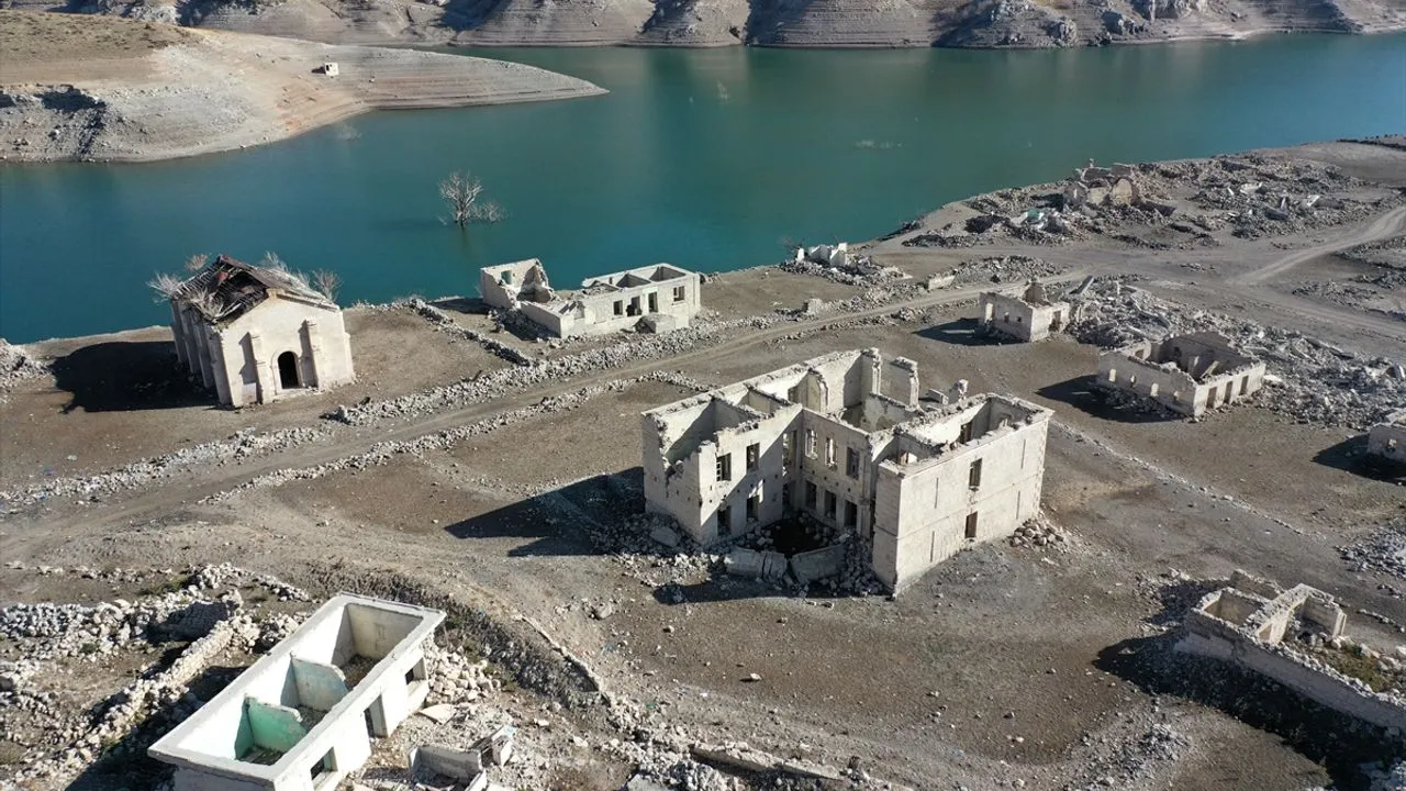 نمایان شدن یک روستا با کاهش آب سد در ساری‌کامیش