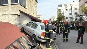 پرتاب شدن یک خودرو به سقف خانه ای در کوجاالی(عکس) 2 kocaelide kaza yapan otom 795