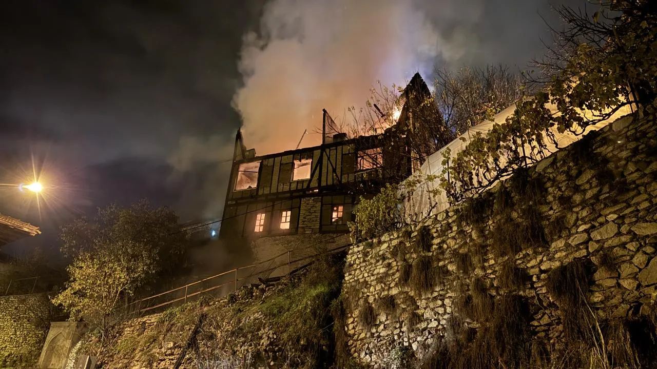 یک خانه تاریخی در سفرانبولو در آتش سوخت