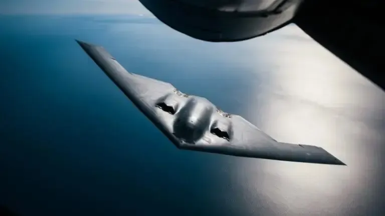 بمب افکن رادارگریز B2 کجا و توسط چه شرکتی ساخته می‌شود؟2