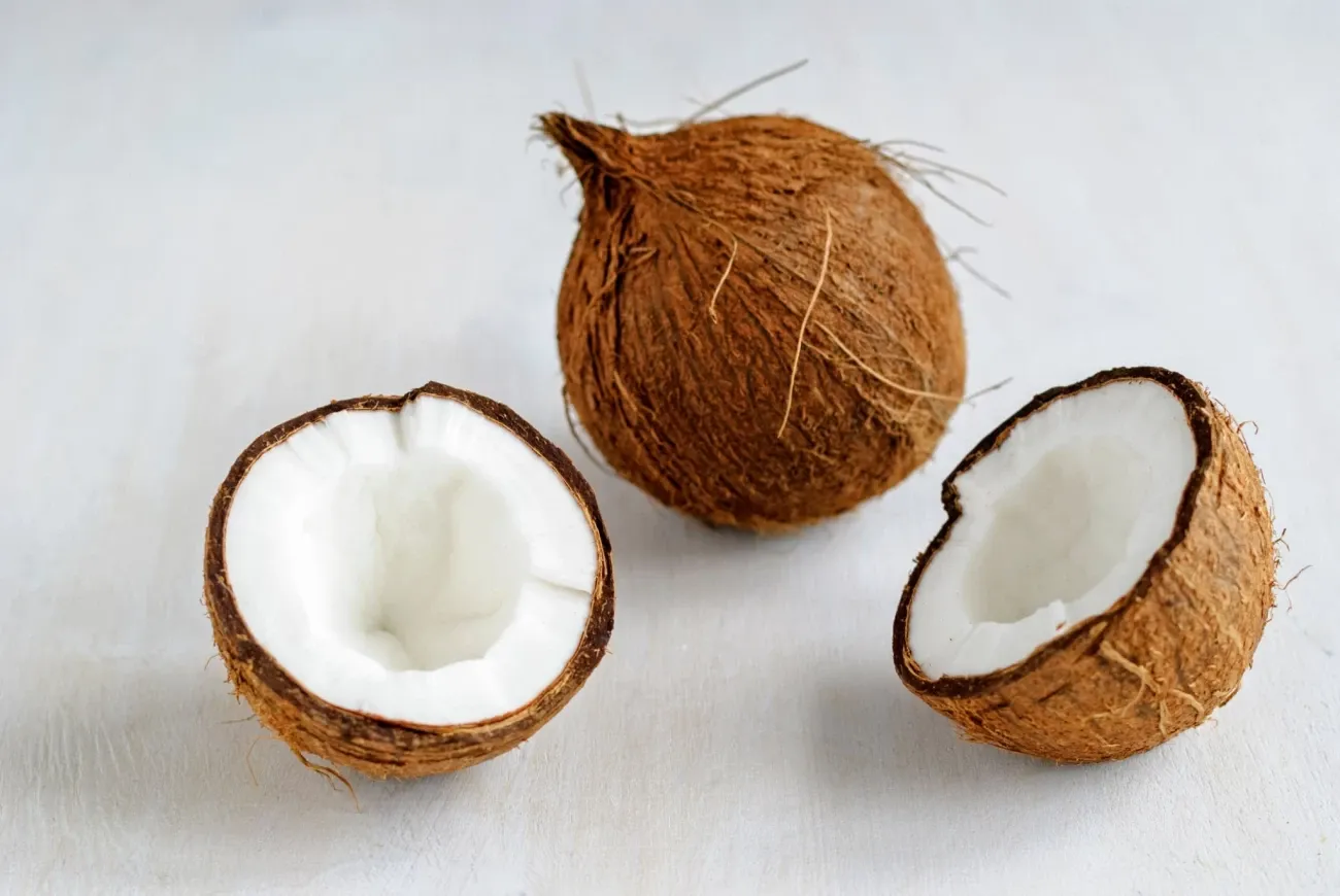 جدا کردن پوسته ی سخت نارگیل