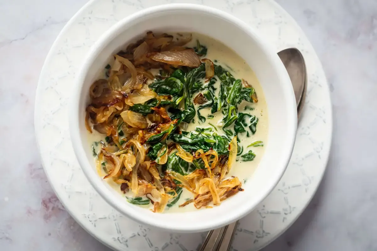 طرز تهیه اسفناج خامه ای با پیاز کاراملی 1 طرز تهیه اسفناج خامه ای با پیاز کاراملی