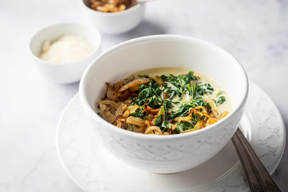 طرز تهیه اسفناج خامه ای با پیاز کاراملی 2 طرز تهیه اسفناج خامه ای با پیاز کاراملی1