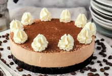 طرز تهیه کیک نسکافه با روکش سس کاراملی پنیری