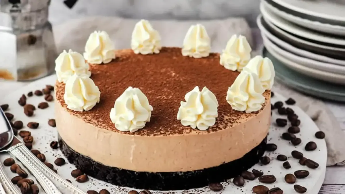 طرز تهیه کیک نسکافه با روکش سس کاراملی پنیری