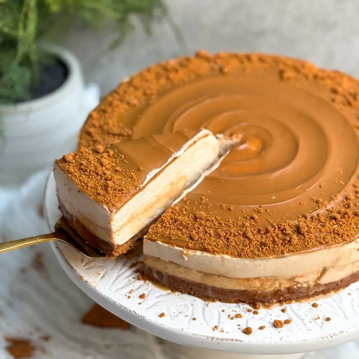 طرز تهیه کیک نسکافه با روکش سس کاراملی پنیری1