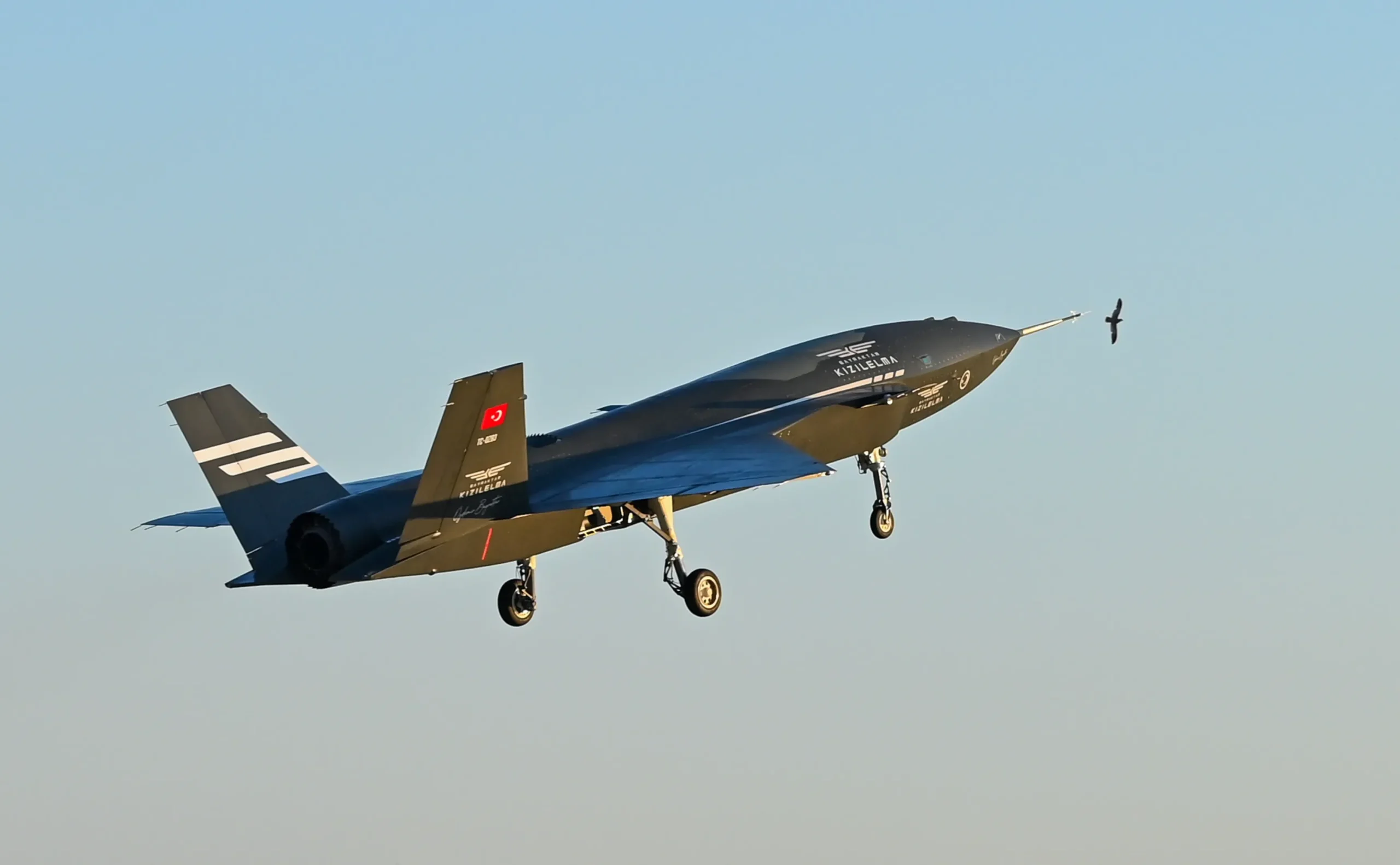 پرواز اولین هواپیمای جنگی بدون سرنشین ترکیه scaled