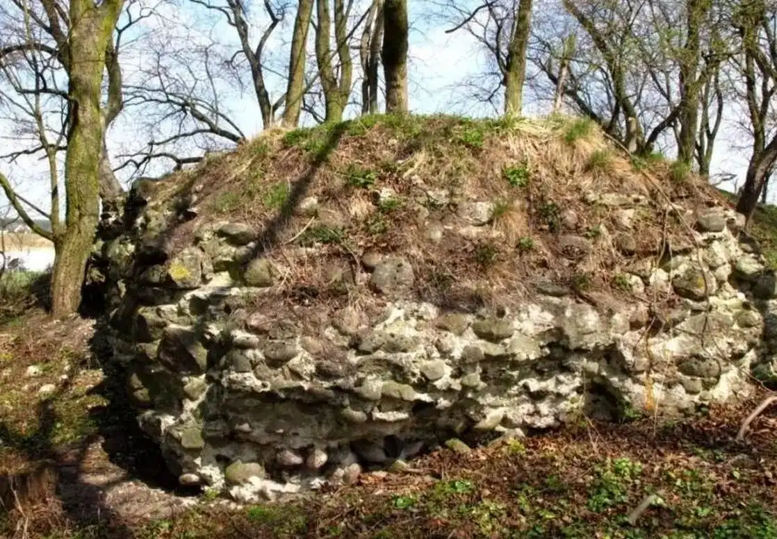 کشف جواهر اربابی در ویرانه‌ های قلعۀ قرون وسطایی