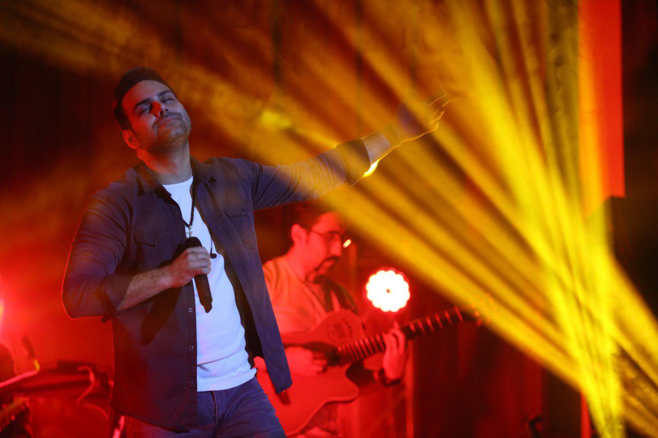 خواستگاری متفاوت سیامک عباسی از یک دختر در کنسرت (فیلم) 1 14 2