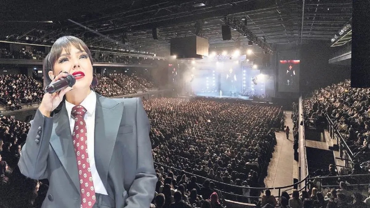 لحظات احساسی ابرو گوندش روی صحنه