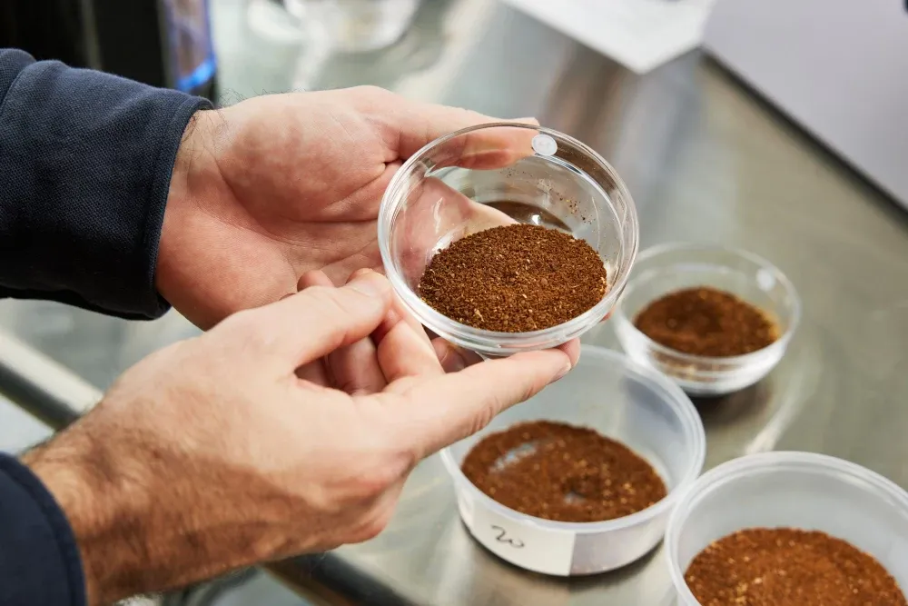 آیا آسیاب کردن قهوه بر طعم آن اثر می گذارد؟ 2 6 40