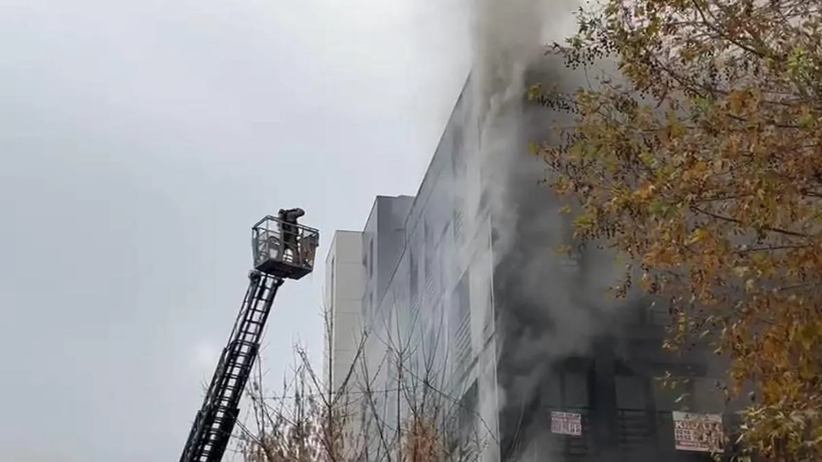 لحظات وحشت در کادیکوی استانبول؛ آتش‌سوزی در یک ساختمان ۵ طبقه