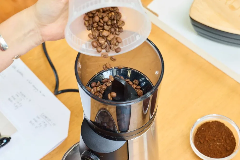 آیا آسیاب کردن قهوه بر طعم آن اثر می گذارد؟ 3 7 26