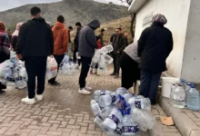 قطع آب در آنکارا؛ ساکنان با دبه و بطری آب حمل میکنند