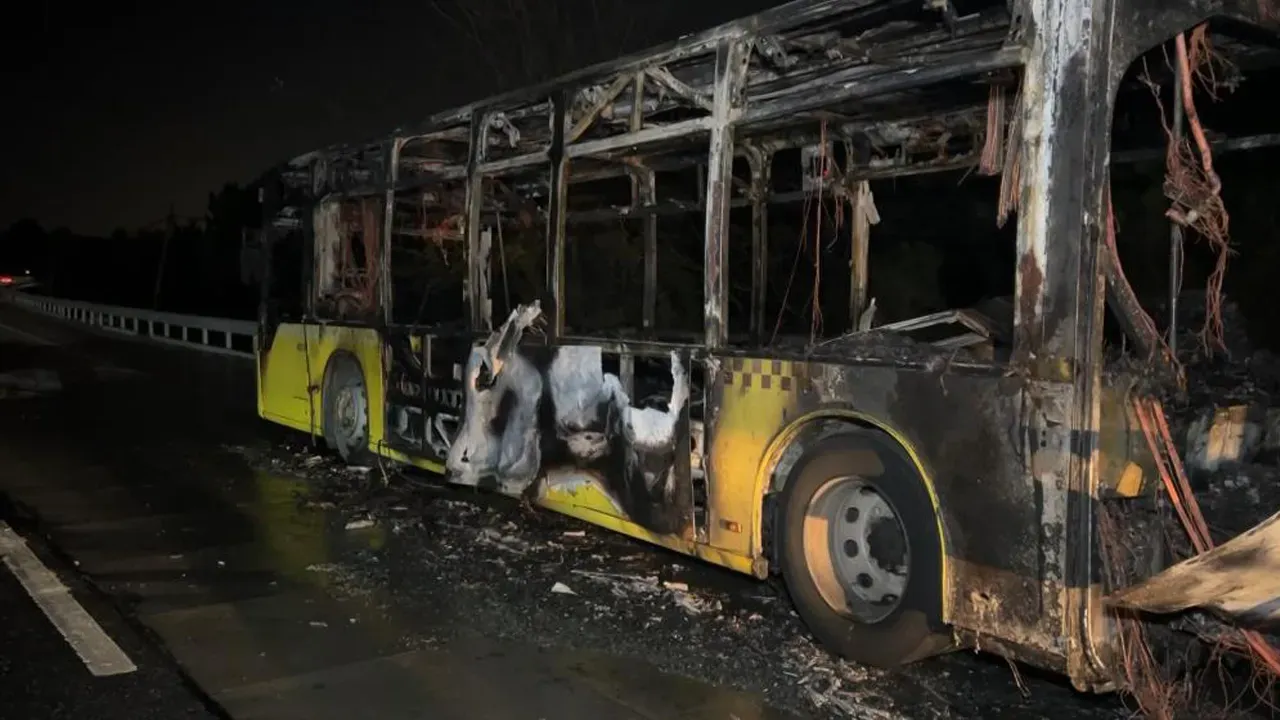 اتوبوس شهری در آرناووت‌کوی استانبول در آتش سوخت